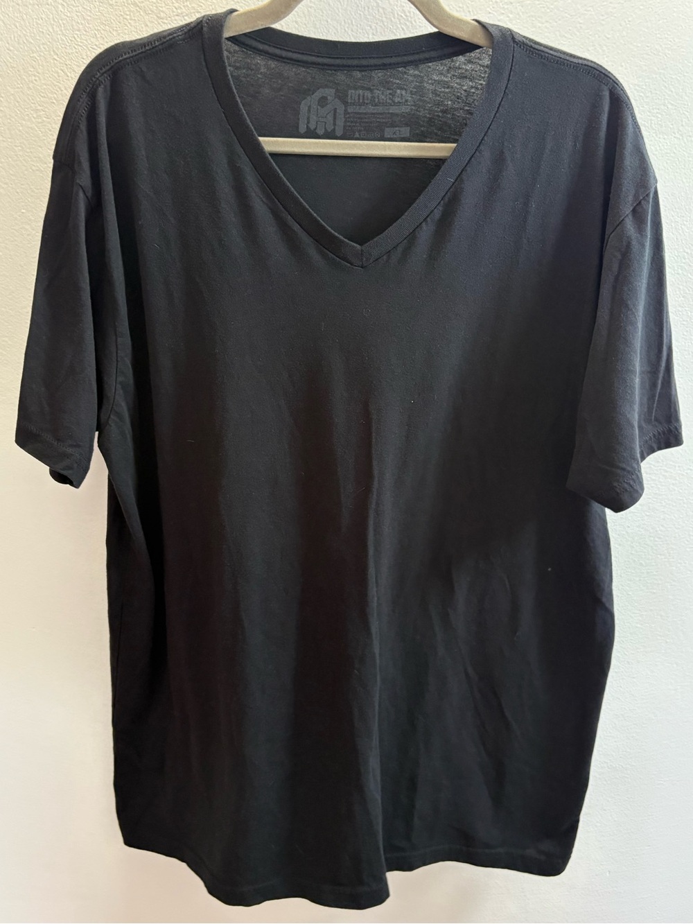Into The AM Black V-Neck T-shirt XL